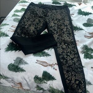 White House Black market 10 skinny black and Gold leaf jacquard front Pants